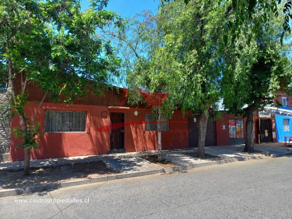 Casa de Un Piso con 3 Dormitorios, 1 Baño mas 2 Locales Comerciales con Baños, comuna Renca.