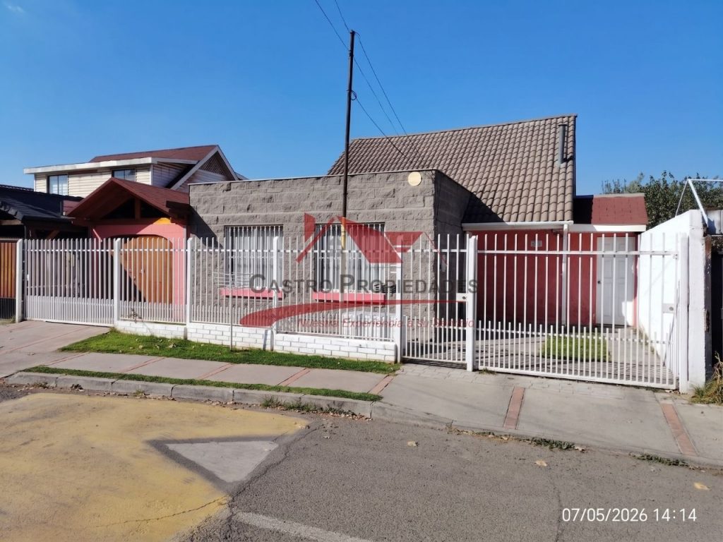 Hermosa Casa de Dos Pisos con 3 Dormitorios, 2 Baños, Sala de Estar, Villa Los Cantartos, Comuna de Quilicura.