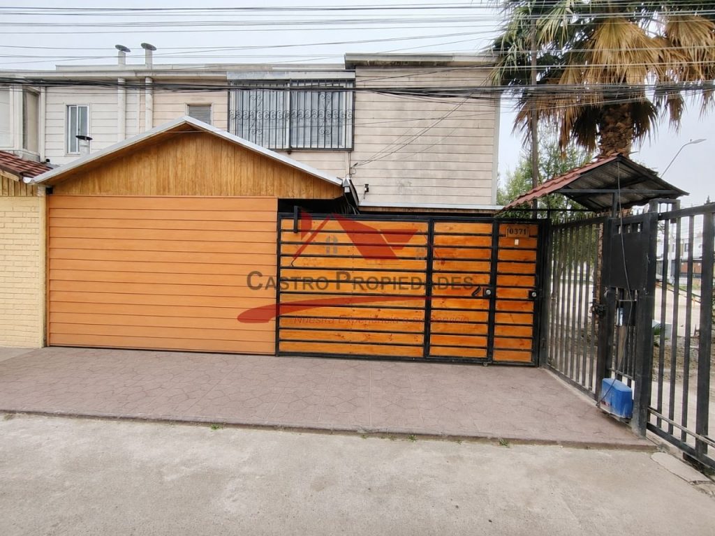 Hermosa Casa Esquina de Dos Pisos, 4 Dormitorios, 2 Baños, Villa Tres Montes, Comuna de Quilicura.