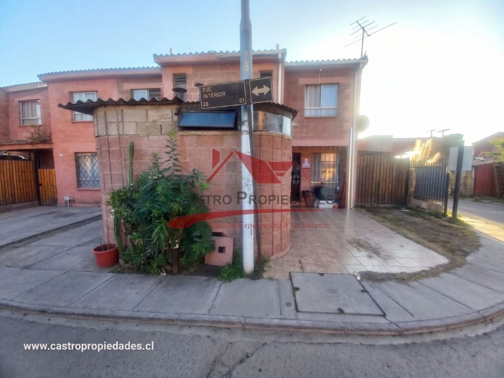 Casa de Dos Pisos 3 Dormitorios 2 Baños, Condominio Piedra Roja, Comuna de Quilicura.